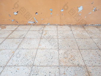 的老混凝土墙与的白色地板上瓷砖的老铁路站的城市区域前面视图为的复制空间