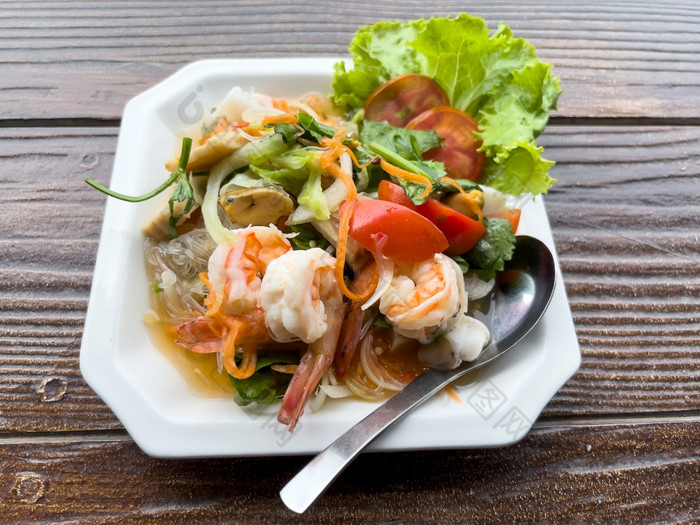 特写镜头的辣的泰国海鲜沙拉服务的白色板为开胃菜的泰国餐厅以上视图与的复制空间