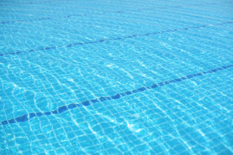 波及表面游泳池蓝色的水太阳反映光滑的背景