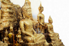 亚洲的金buddharupa覆盖与黄金叶背景关闭