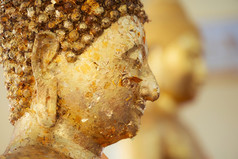 亚洲的金buddharupa覆盖与黄金叶背景关闭