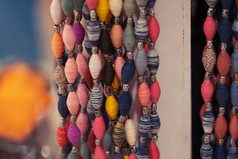 色彩斑斓的线程珠子项链配件为女人
