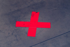 红色的贴纸地板上标志警告安全你的距离冠状病毒爆发社会距离公共红色的贴纸地板上标志警告安全你的距离冠状病毒爆发社会距离公共