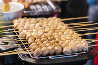 特写镜头烤肉丸竹子棒背景泰国街食物市场