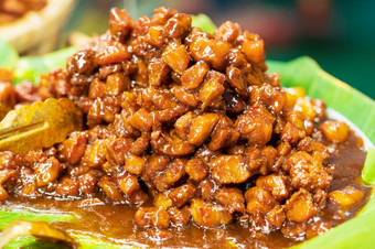 甜蜜的猪肉调味品泰<strong>国有</strong>条纹的猪肉与椰子棕榈糖和黑色的酱汁泰国街食物市场