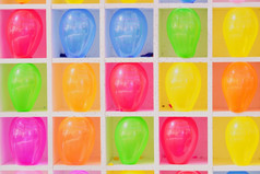 特写镜头墙色彩斑斓的气球突然气球狂欢节气球飞镖游戏