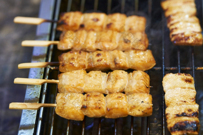 关闭烧烤烧烤大马哈鱼串木棒泰国街食物市场关闭烧烤烧烤大马哈鱼串木棒泰国街食物市场