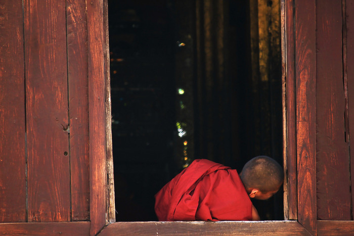僧侣坐的窗口图片