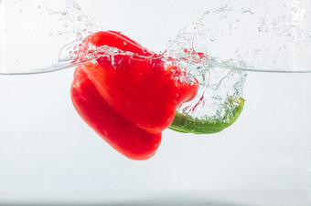 甜蜜的胡椒水溅红色的甜蜜的胡椒白色背景甜蜜的辣椒是类型胡椒不辣的