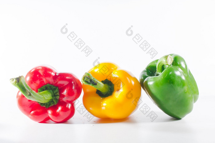 甜蜜的辣椒是白色背景甜蜜的辣椒是使用为烹饪和吃新鲜的甜蜜的辣椒是非辣椒辣椒