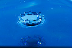 水滴蓝色的水滴溅下降水特写镜头蓝色的水下降宏