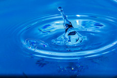 水滴蓝色的水滴溅下降水特写镜头蓝色的水下降宏