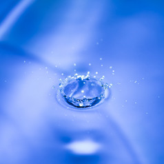 清洁蓝色的下降水溅清晰的水摘要蓝色的背景
