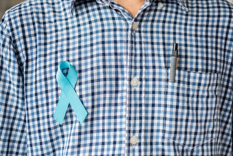 11月前列腺癌<strong>癌症</strong>意识月男人。蓝色的衬衫与蓝色的丝带为支持人生活和疾病医疗保健<strong>国际</strong>但父亲和世界<strong>癌症</strong>一天概念