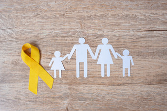 <strong>自杀预防</strong>和童年癌症意识黄色的丝带和家庭纸形状为支持人生活和疾病孩子们医疗保健和世界癌症一天概念