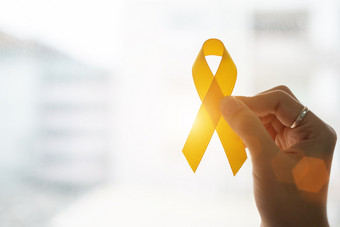 自杀<strong>预防</strong>和童年癌症意识黄色的丝带木背景为支持人生活和<strong>疾病</strong>孩子们医疗保健和世界癌症一天概念