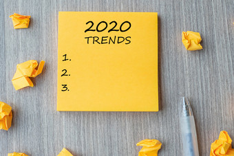 趋势词黄色的请注意与笔和崩溃了纸木表格背景新一年新开始决议策略和目标概念