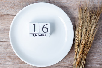 10月日历木与空白色板和小麦表格背景食物捐赠分享志愿者和世界食物一天概念