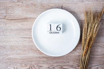10月日历木与空白色板和小麦<strong>表</strong>格背景食物捐赠分享<strong>志愿</strong>者和世界食物一天概念