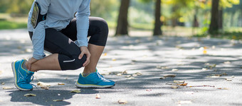 年轻的健身女人持有他的体育腿受伤肌肉痛苦的在培训亚洲跑步者有小腿疼痛和问题后运行和锻炼外夏天