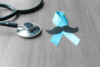 前列腺癌癌症意识光蓝色的丝带与听诊器为<strong>支持人</strong>生活和疾病但医疗保健和世界癌症一天概念