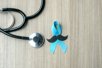 前列腺癌癌症意识光蓝色的丝带与听诊器为支持人生活和疾病但医疗保健和世界癌症一天概念