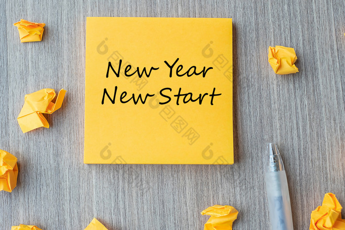 新一年新开始词黄色的请注意与笔和崩溃了纸木表格背景决议策略和目标概念