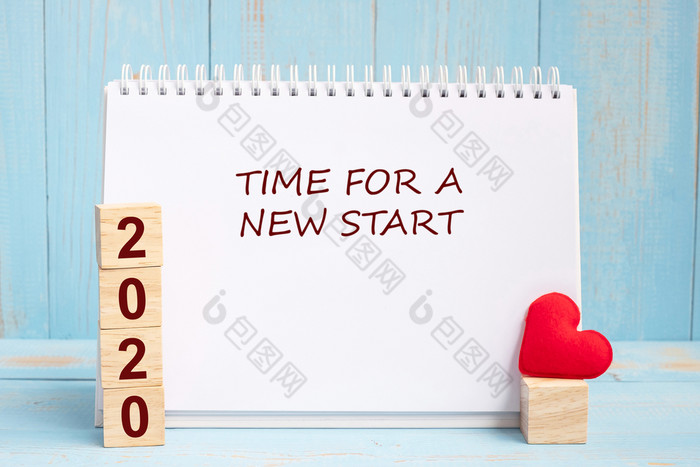 时间为新开始单词和多维数据集与红色的心形状装饰蓝色的木表格背景新一年newyou目标决议健康爱和快乐情人节rsquo一天概念