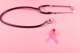 乳房癌症意识粉红色的丝带与<strong>听诊器</strong>为支持人<strong>生活</strong>和疾病女人医疗保健和世界癌症一天概念