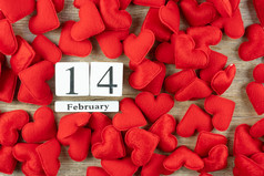 红色的心形状装饰与2月日历木背景爱婚礼浪漫的和快乐情人节一天假期概念
