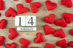 红色的心形状装饰与2月日历木背景爱婚礼浪漫的和快乐情人节一天假期概念