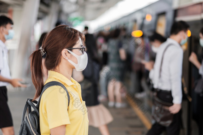 年轻的亚洲女人穿保护面具应对冠状病毒