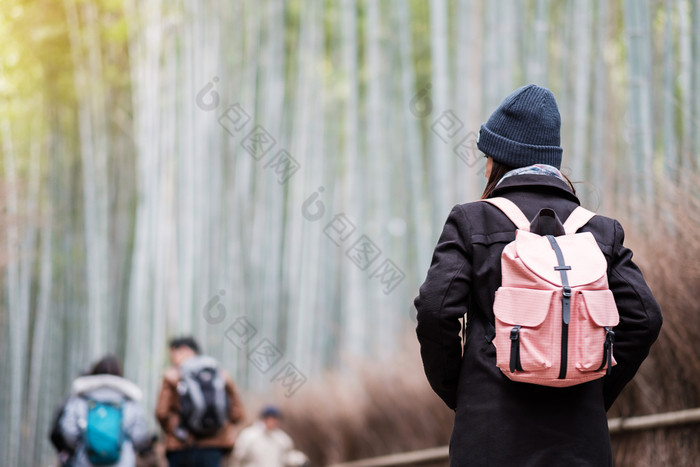 年轻的女人旅行岚山竹子格罗夫快乐亚洲旅行者看嵯竹子森林具有里程碑意义的和受欢迎的为游客景点《京都议定书》日本亚洲旅行概念