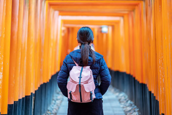年轻的女人旅行伏见inari大社神社快乐亚洲旅行者看充满活力的橙色鸟居盖茨具有里程碑意义的和受欢迎的为<strong>游客景点</strong>《京都议定书》日本亚洲旅行概念