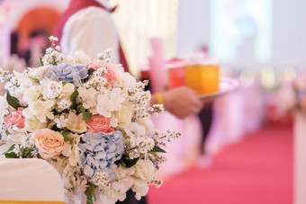 美丽的花和模糊婚礼仪式事件室内背景