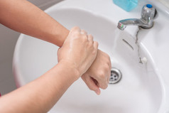 女人洗手与液体肥皂一步摩擦这两个手腕和干对小说冠状病毒电晕病毒疾病新冠病毒防腐剂个人卫生和医疗保健概念
