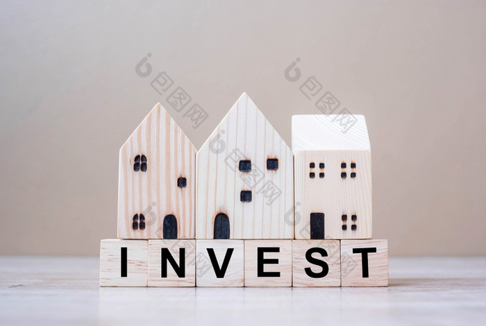 投资多维数据集块与木房子模型表格背景冠状病毒流感大流行业务风险经济经济衰退开发人员真正的房地产和财产概念