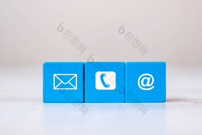 多维数据集块与电子邮件电话和地址网站象征表格背景联系市场营销和信息概念