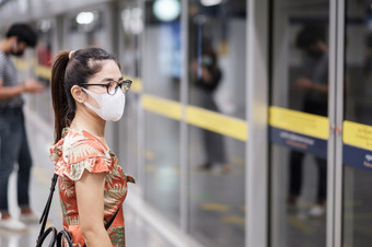 年轻的亚洲<strong>女孩</strong>穿外科手术<strong>脸</strong>面具保护冠状病毒变形快乐旅游女人等候公共火车社会距离新<strong>正</strong>常的和生活后新冠病毒流感大流行