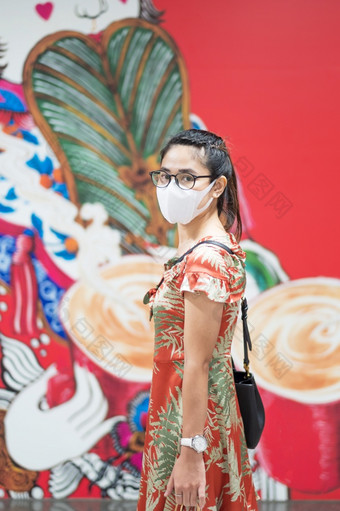 年轻的亚洲女孩穿保护脸面具保护冠状病毒变形快乐旅游女人新正常的生活方式后新冠病毒流感大流行