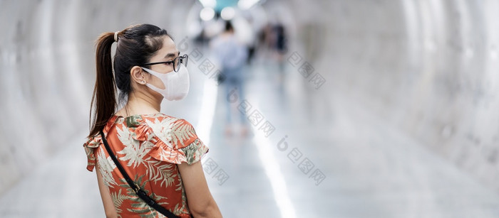 年轻的亚洲女孩穿外科手术脸面具保护冠状病毒变形快乐旅游女人走公共地铁站社会距离新正常的和生活后新冠病毒流感大流行