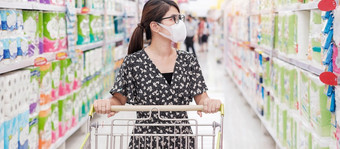 亚洲女人穿保护面具在购物超市杂货店保护冠状病毒变形卫生新正常的和生活后新冠病毒流感大流行