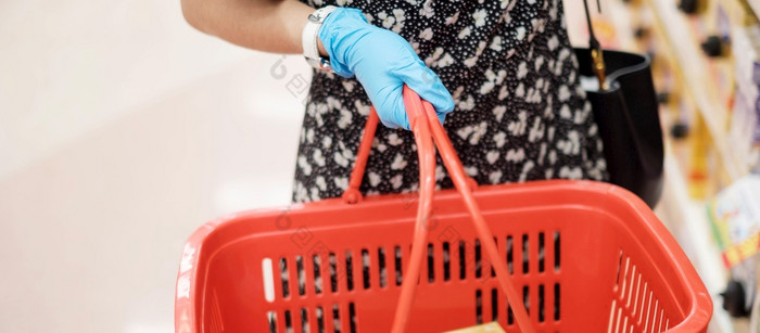 亚洲女人穿腈手套在购物超市杂货店保护冠状病毒变形社会距离新正常的和生活后新冠病毒流感大流行