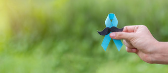 11月前列腺癌癌症意识月成人男人。持有蓝色的丝带与胡子为支持人生活和<strong>疾病</strong>医疗保健国际但父亲和<strong>世界</strong>癌症一天概念