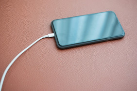 移动聪明的电话充电电池的皮革沙发首页技术多个分享和生活方式