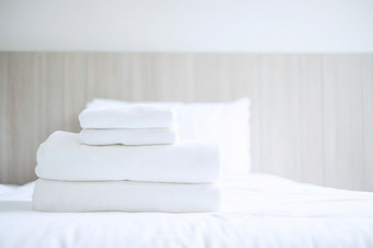 堆栈白色毛巾和浴袍床上奢侈品酒店度假胜地洗衣放松假期水疗中心按摩和假期概念