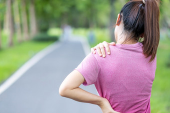 年轻的成人女与他的肌肉疼痛在运行跑步者女人有回来身体疼痛由于梨状肌并发症状低回来疼痛和脊髓压缩体育受伤和医疗概念