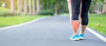 年轻的成人女与他的肌肉疼痛在运行跑步者女人有腿疼痛<strong>由于</strong>小腿肌肉拉体育受伤和医疗概念