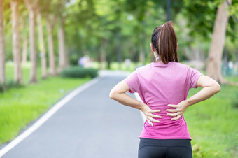 年轻的成人女与他的肌肉疼痛在运行跑步者女人有回来身体疼痛由于梨状肌并发症状低回来疼痛和脊髓<strong>压缩</strong>体育受伤和医疗概念