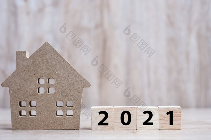 快乐新一年与房子模型表格木背景银行真正的房地产投资金融储蓄和新一年决议概念